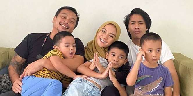 Potret Hangat Keluarga Enno Lerian, Punya Banyak Jagoan