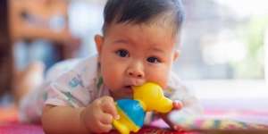 Trik Gantung Telur Saat Bayi Tumbuh Gigi Biar Tak Rewel, Mau Coba?