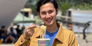 Mi dalam Cup Lengkap dengan Rawit Buat Pecinta Pedas