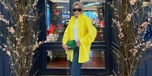 Tampil Berani dengan Kemeja Kuning ala Diana Dsaks
