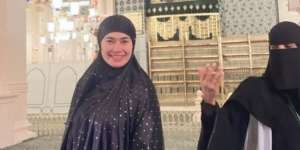 Potret Catherine Wilson Jalani Ibadah Umroh di Bulan Ramadan