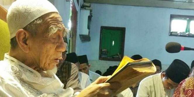 Kisah Lucu Mbah Moen dengan Santri Lugu: Titip Meterai Malah Dibelikan Baterai
