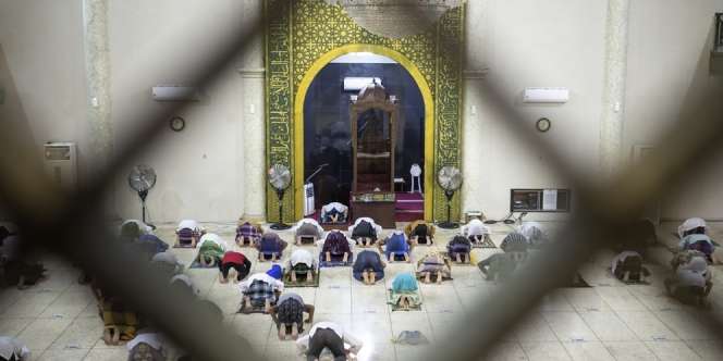 Sholat Tarawih Terlama Sampai 8 Jam, Baca 30 Juz dan 4 Kali Ganti Imam