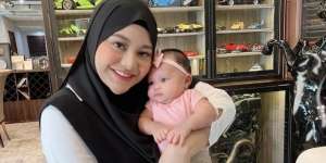 Belum Genap 2 Bulan, Potret Baby Ameena Tampil Cantik dengan Hijab Putih Banjir Pujian