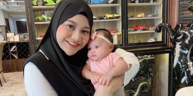 Belum Genap 2 Bulan, Potret Baby Ameena Tampil Cantik dengan Hijab Putih Banjir Pujian