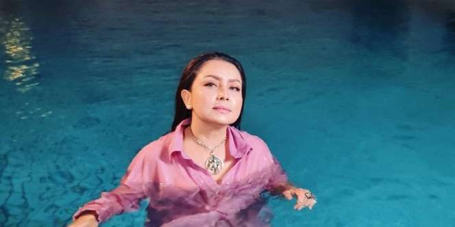 Tetap Sylish di Usia 50 Tahun, Mayangsari Tampil Casual dengan Tas Fuchia Nyaris Rp400 Juta