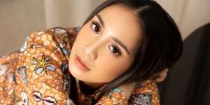 Gaya Nagita Slavina Pakai Shirt-Dress Full Pattern, Netizen: Enggak Pernah Gagal Pake Apa Aja