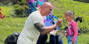 Momen Gemas Aktor The Rock Suapi Buah Hati Sampai Berlutut