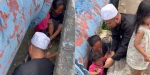 Dikontrakkan Rumah oleh Ustaz Ebit Lew, Ibu 2 Anak yang Tinggal di Kolong Jembatan Tanah Abang Menangis