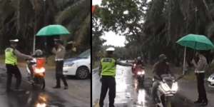 Kocak! Polisi Bagi-Bagi Takjil Dikira Mau Nilang, Para Pengendara Ngacir Semua