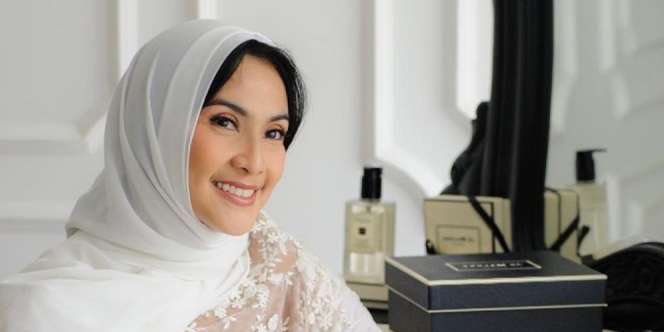 Berhijab Saat Buka Puasa Bersama Keluarga, Penampilan Maudy Koesnaedi Banjir Pujian