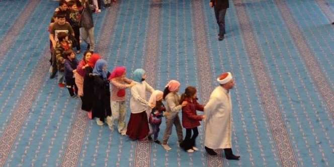 Tarawih di Masjid Turki, Imam Ajak Anak-anak Bermain