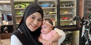 Aurel Hermansyah Dandani Baby Ameena Pakai Hijab, Hasilnya Bikin `Gemes`