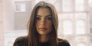 Koleksi Anyar Sepatu Superga, Ada Sentuhan Supermodel Emily Ratajkowski