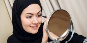 Memakai Makeup Waterproof Saat Berwudhu, Sah atau Tidak?