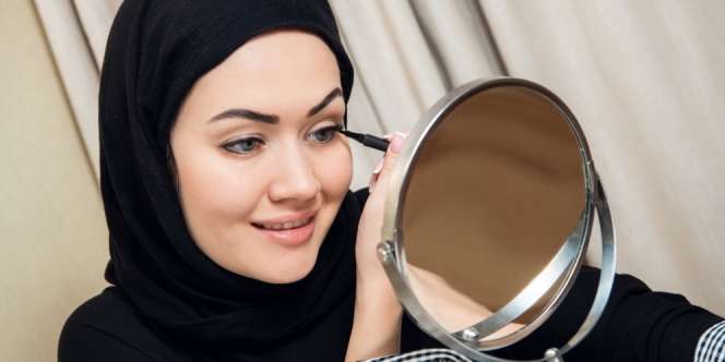 Memakai Makeup Waterproof Saat Berwudhu, Sah atau Tidak?