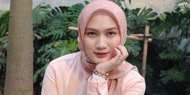 Outfit Ngantor Simpel dan Rapi, Intip Inspirasi dari Melody Laksani