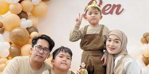 Ikut Rayakan Ultah Anak Bareng Ririe Fairus, Posisi Tangan Ayus Sabyan Disorot