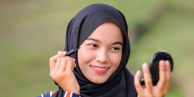 Tips Membuat Eyeliner Agar Bentuknya Simetris di Kedua Mata