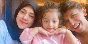 Potret Queen Eijaz Anak Fairuz dan Sonny Septian Saat Belajar Mengaji, Didoakan Jadi Hafizah 