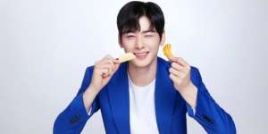 Potret Cha Eun Woo, Artis Korea yang Gemar Makan Snack Indonesia