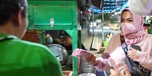 Buka Jam 12 Malam, Soto Gerobak Ini Beromzet Rp6 Juta Perhari, Sampai Diborong Mama Rieta