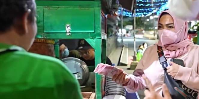 Buka Jam 12 Malam, Soto Gerobak Ini Beromzet Rp6 Juta Perhari, Sampai Diborong Mama Rieta