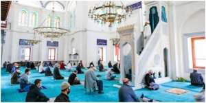 Tata Cara sebelum Sholat Jumat Dilengkapi dengan Niat dan Hukum Mengerjakannya