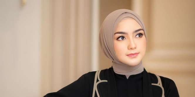 Pesona Citra Kirana Tampil Serba Pink, Tenteng Tas Cantik Rp406 Juta
