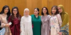 Ikutan Bukber Bareng Geng Ayu Dewi, Penampilan Paula Verhoeven Jadi Sorotan