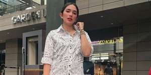 7 Potret Terbaru Ussy Sulistiawaty Usai Turun 23 Kilo, Body Langsingnya Bikin Pangling!