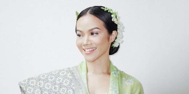Anggunnya Yura Yunita Berbalut Kebaya Hijau