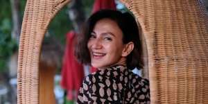 Pesona Wanda Hamidah Pakai Kain Tradisional 