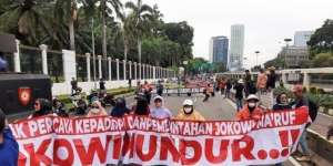 Potret Emak-Emak Peserta Demo 21 April, Kesal Disuruh Jalan Memutar