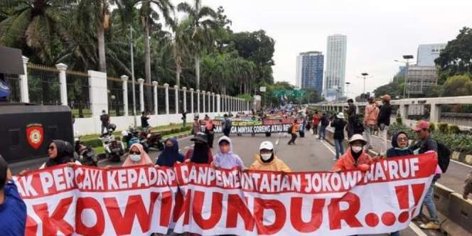 Potret Emak-Emak Peserta Demo 21 April, Kesal Disuruh Jalan Memutar