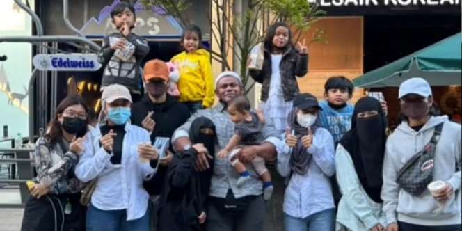 Suami Ajak 4 Istri dan 13 Anaknya Belanja Lebaran di Mal, Sudah Kayak Outing Kantor