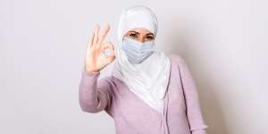 Tips Menyelipkan Masker di Ciput Kerudung