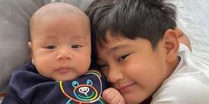 Potret Cool Tanpa Ekspresi Rafathar dan Rayyan Berpose dengan Kacamata