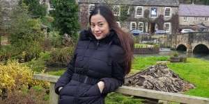 Potret Angie Virgin Ajak Anak Ngabuburit di Kota London 