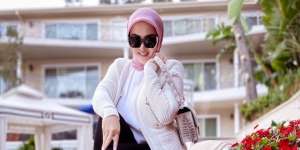 Gak Melulu Pakai Branded Item, Syahrini Tampil Elegan dengan Kemeja Ratusan Ribu