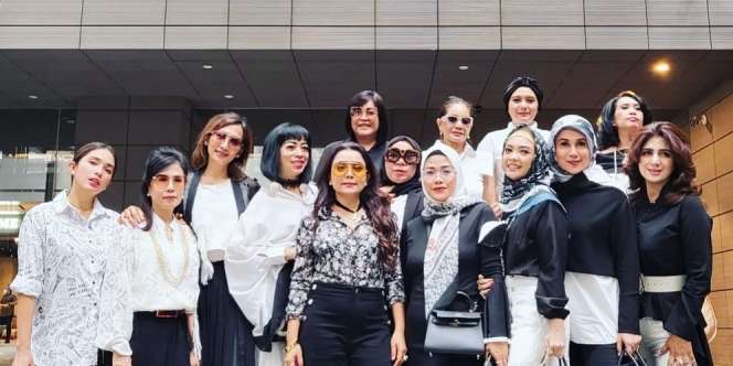 5 Potret Geng 'Kepompong' ala Mayangsari Kompak Pakai Dress Code dari Kebaya hingga Gamis