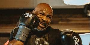 Habis Kesabaran, Mike Tyson Tinju Penumpang Resek di Pesawat Sampai Berdarah