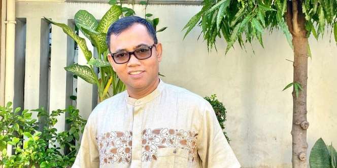 Bagi-bagi THR ke Karyawan Toko, Haji Faisal Ayah Fuji Banjir Pujian