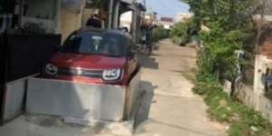 Parkir Terlalu Biasa! Pemilik Mobil Ini Bikin Garasi di Jalan Umum Komplek