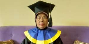 Kisah Haru Ibu Diam-Diam Pakai Toga Anaknya, Seumur Hidup Tak Pernah Punya Ijazah