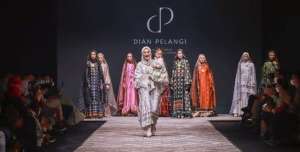 Gendong Putrinya Saat Fashion Show, Dian Pelangi Ungkap Cerita Seru