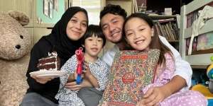 Girangnya Putri Dian Ayu dan Omesh dapat Kado Alquran Besar