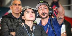 Potret Nikita Mirzani Pamer Kemesraan dengan John Hopkins di MotoGP Portugal