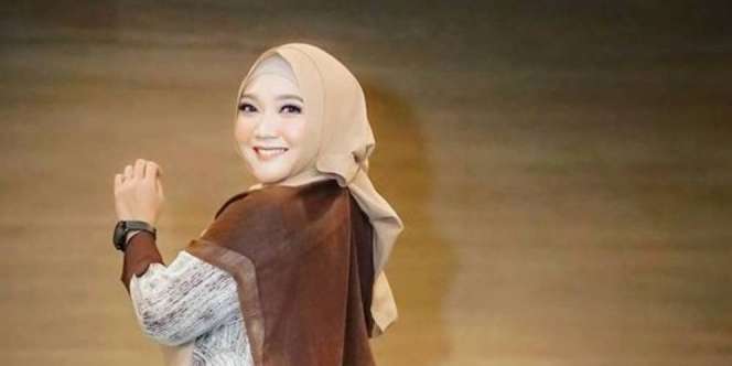 Ralat: Mantan Suami Tegaskan Perceraian Bukan Penyebab Penyanyi Sulis Terpuruk