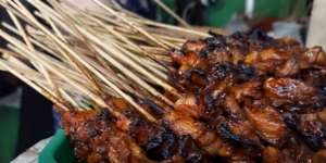 Baru Bikin Langsung Ludes, Tukang Sate Gerobak Bisa Dapat Rp10 Juta per Hari